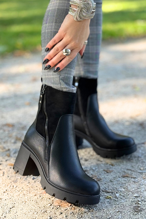 Černé kozačky nad kolena s blokem s decentním zdobením