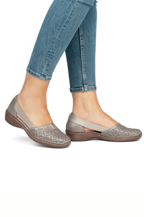 Dámské prolamované slip-on boty v platinové barvě