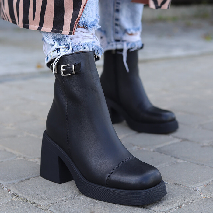 Černé kožené kotníkové boty na vysokém podpatku Boccato