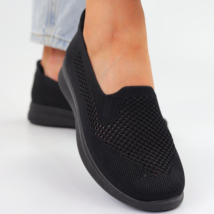 Černé nazouvací tenisky ze síťoviny