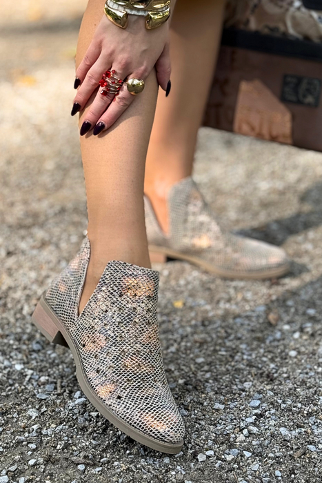 Zlaté prolamované kotníkové boty s výřezy