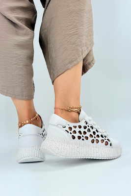 Módní prolamované kožené boty na béžové platformě