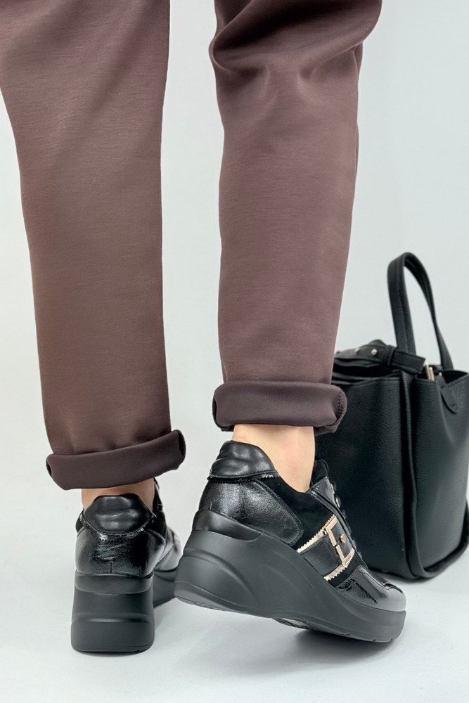 Černé dámské šněrovací tenisky z eko kůže