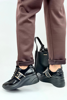 Černé dámské šněrovací tenisky z eko kůže