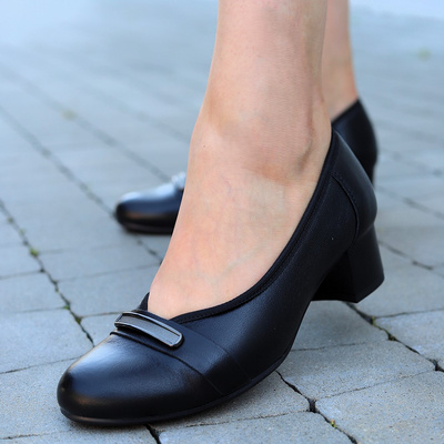 Kožené lodičky s ozdobným páskem na nízkém bloku