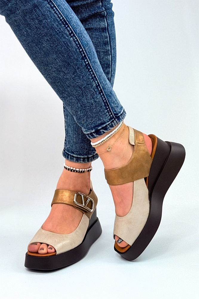 Zlaté sandály na klínku z ekokůže se suchým zipem