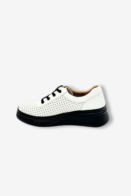 Bílé kožené boty s perforací na platformě