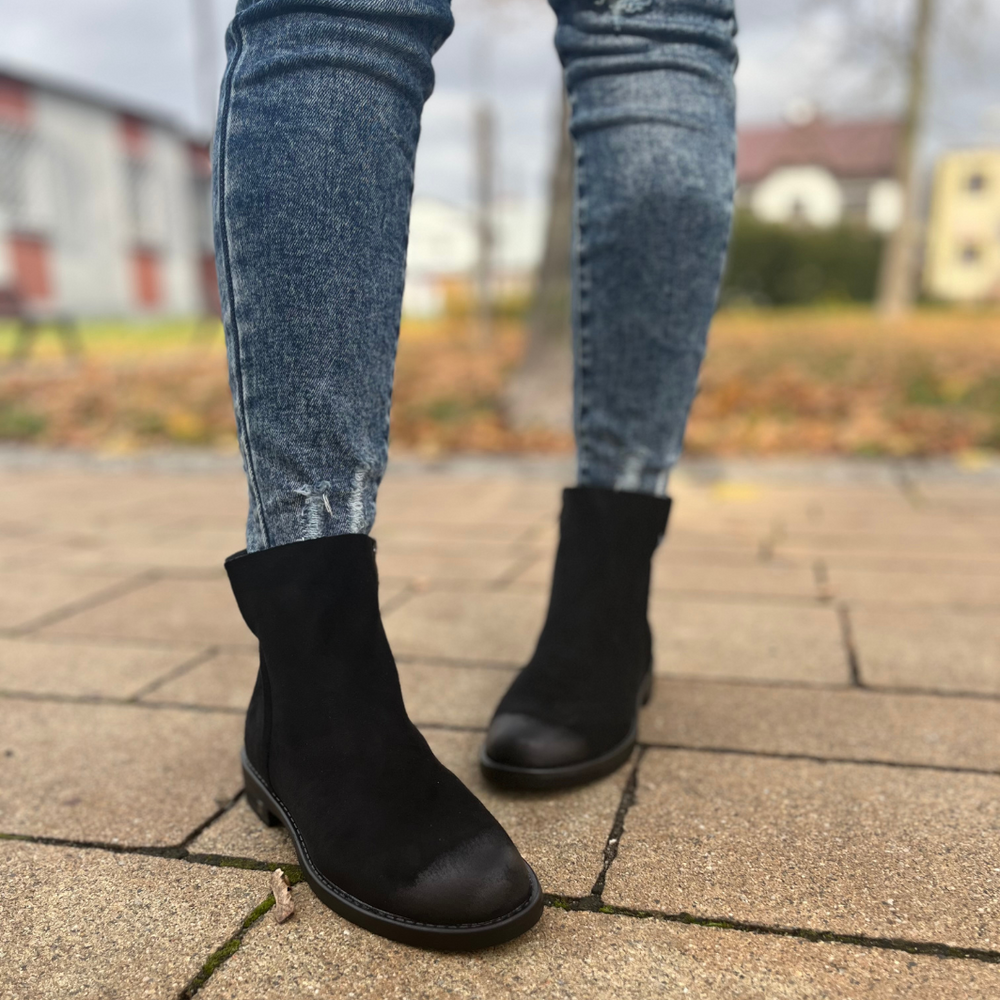 Černé dámské semišové ploché kotníkové boty se zapínáním na zip