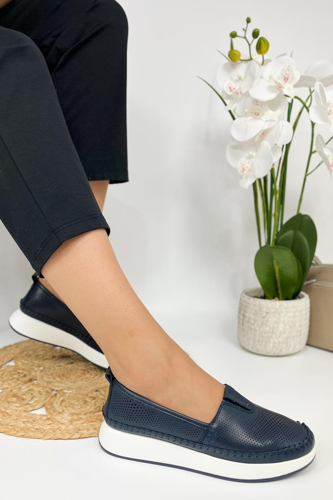 Děrované kožené slip-on boty v tmavě modré barvě