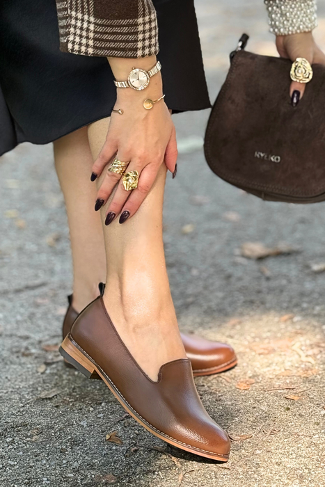 Černé boty s perforovanými klínky