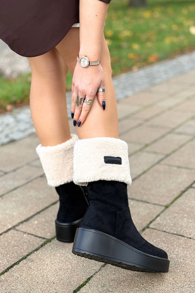 Béžové prolamované jarní kozačky