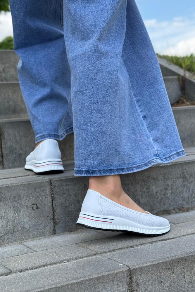 Bílé prolamované kožené boty Filippo