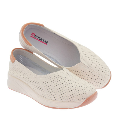 Dámské béžové kožené boty s perforací na nízké platformě