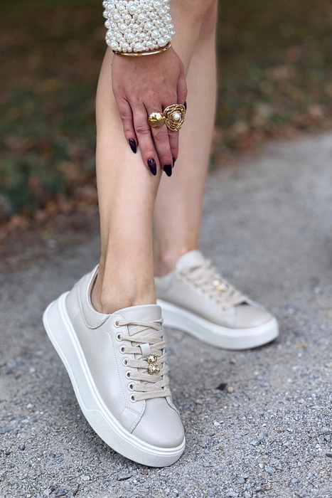 Béžové kožené tenisky s perforovanými klínky