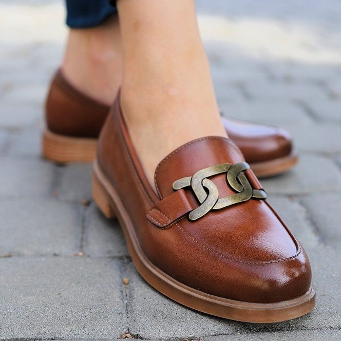 Hnědé slip-on mokasíny se zdobením na svršku