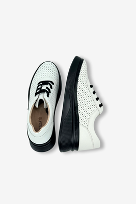 Bílé kožené boty s perforací na platformě