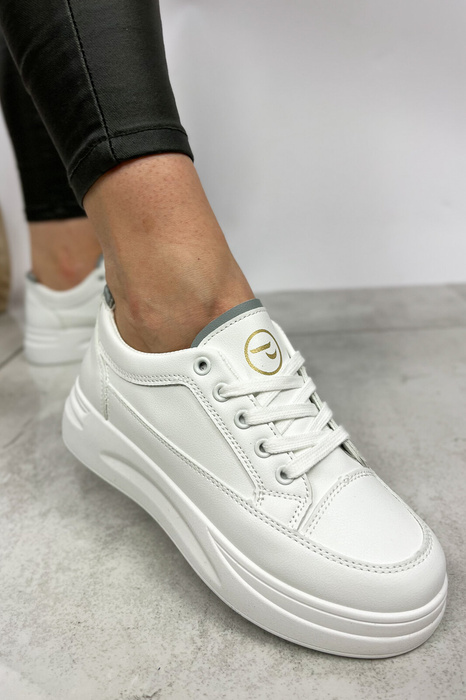 Bílé šněrovací sportovní boty na masivní platformě