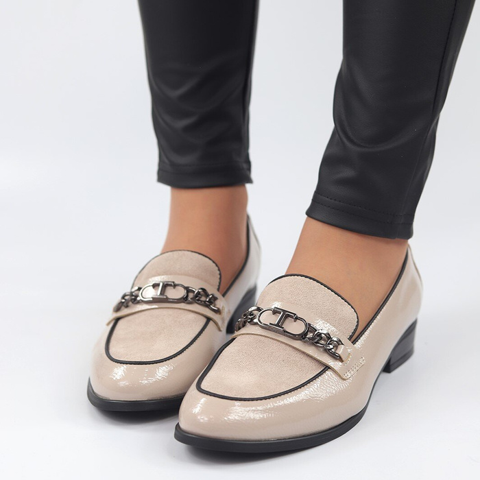 Béžové lakované mokasíny s řetízkem Potocki