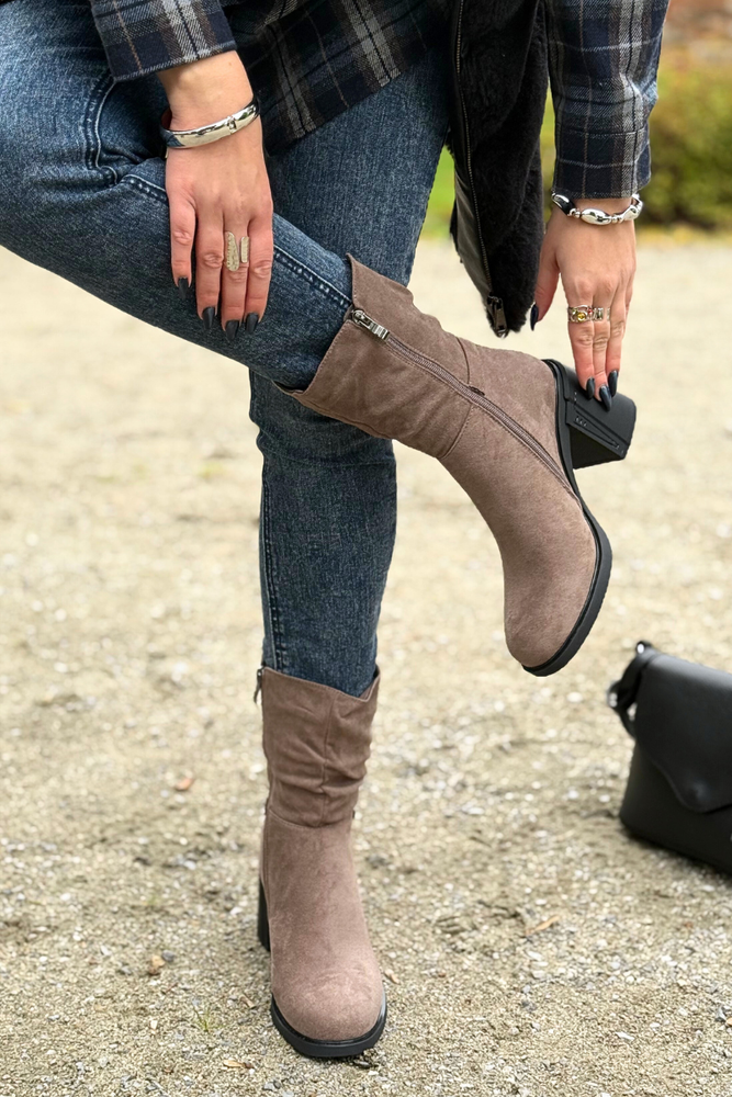 Béžové semišové kovbojské boty na vysokém podpatku