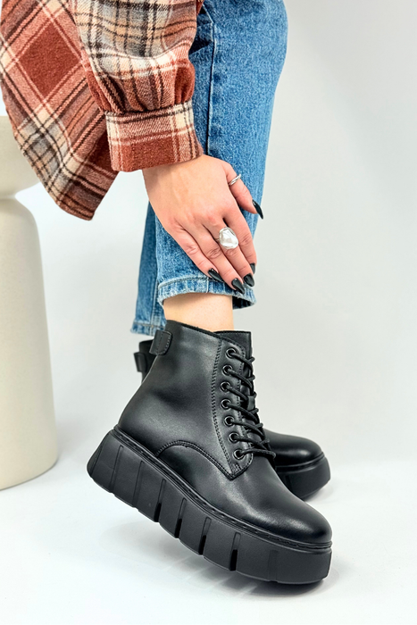 Tmavě béžové prolamované kotníkové boty vyrobené ze semišové ekokůže