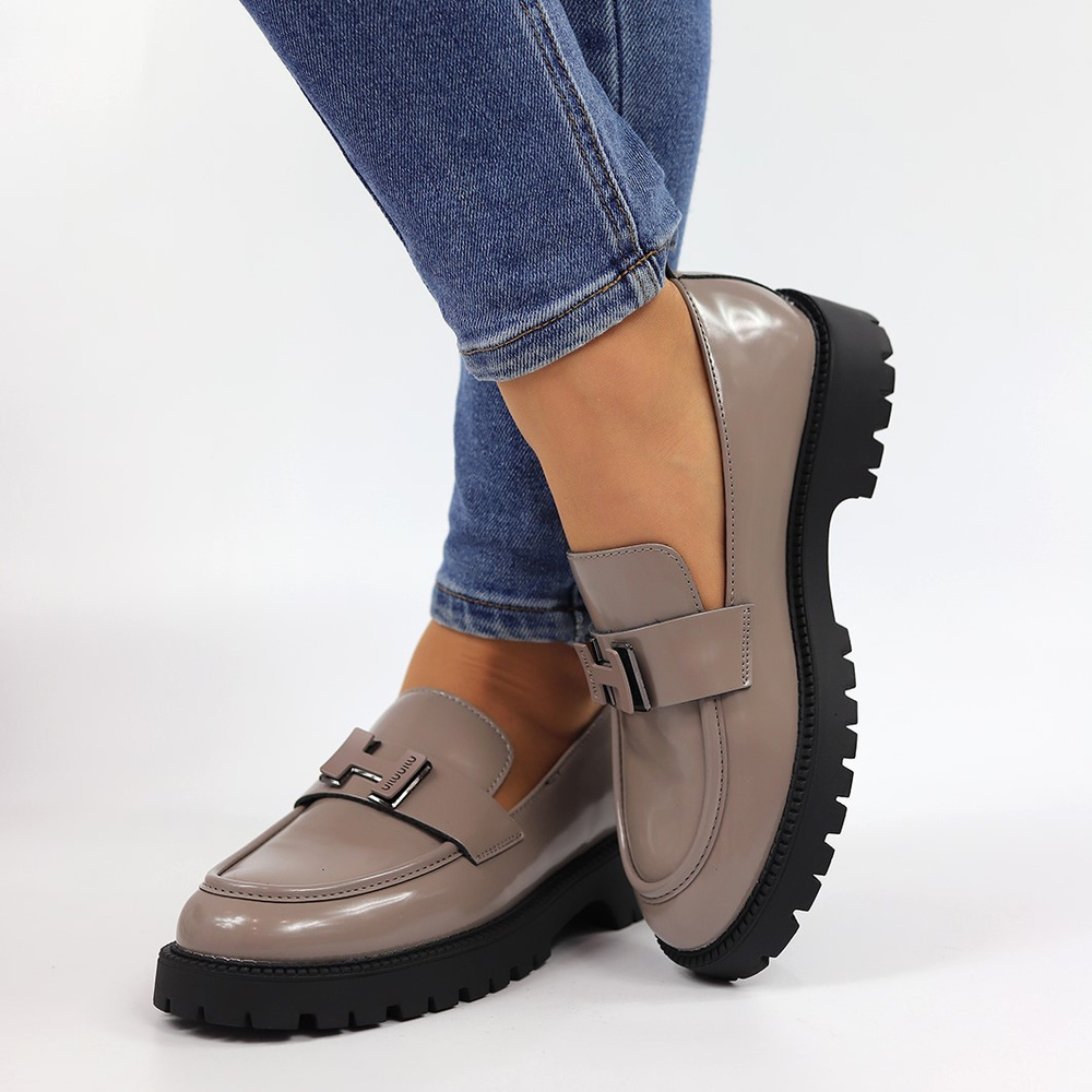 Béžové kožené boty se silnější, lakovanou podrážkou