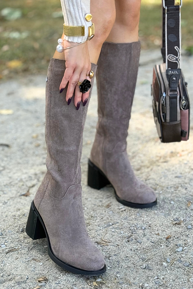 Béžové semišové kozačky s blokem Potocki