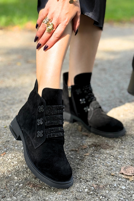 Ploché, zateplené černé semišové kotníkové boty