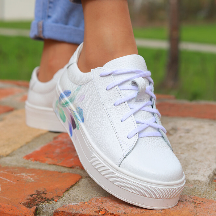 Bílé kožené boty s motivem peří od Nicoll