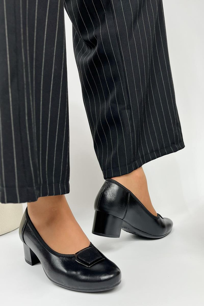 Černé kožené lodičky na bloku s ozdobou