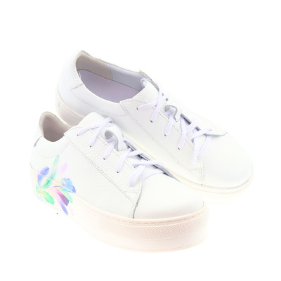 Bílé kožené boty s motivem peří od Nicoll