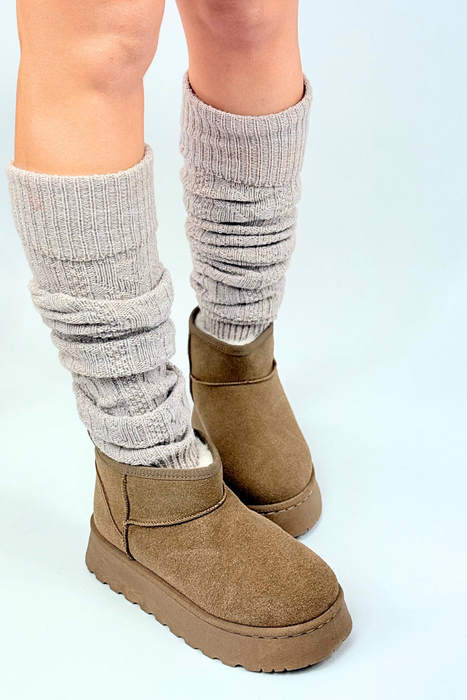 Krátké zateplené semišové sněhule s platformou Taupe