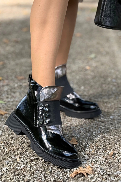 Ploché, zateplené černé semišové kotníkové boty