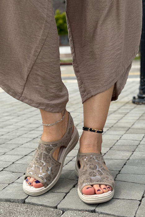 Dámské béžové sandály s perforovaným blokem