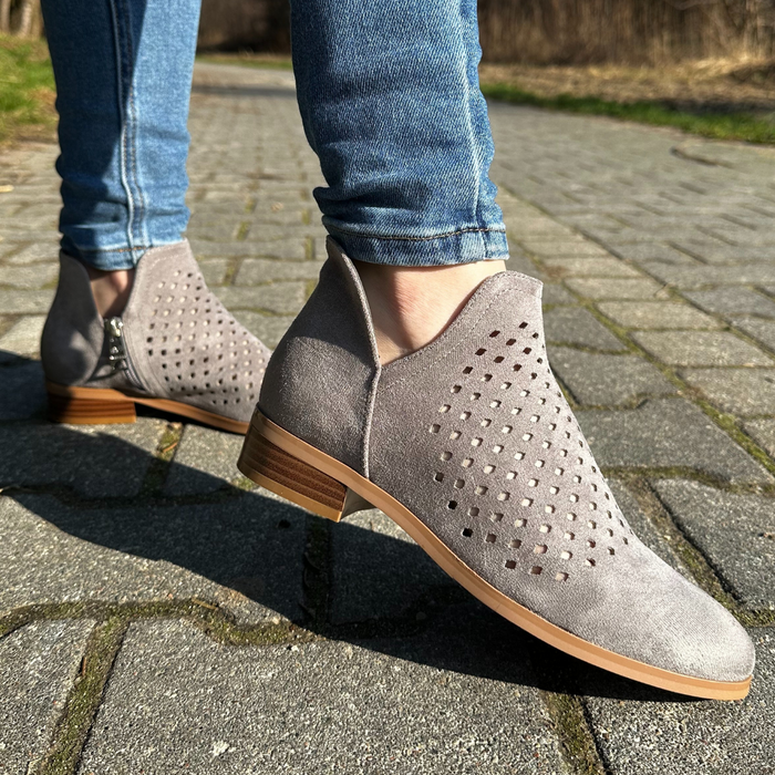 Jarní semišové kotníkové boty v šedé barvě Vinceza