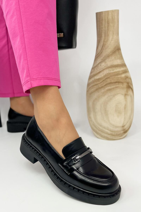 Černé mokasíny s masivní podrážkou a kovovým zdobením