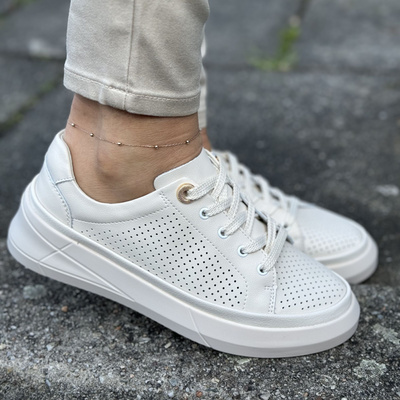 Béžové perforované kožené boty na šněrování