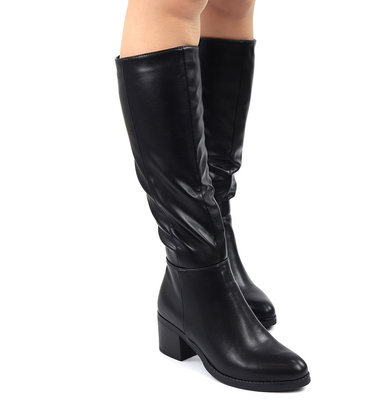 Černé kotníkové boty na zip značky T. Sokolski